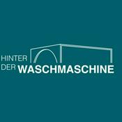 Hinter der Waschmaschine